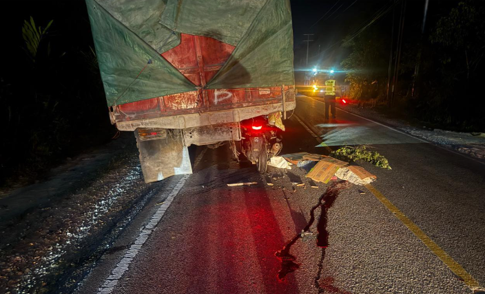 Pengendara Yamaha Aerox Tewas Tabrak Truk Fuso Parkir di Jalan Raya Sungai Mawang Sanggau