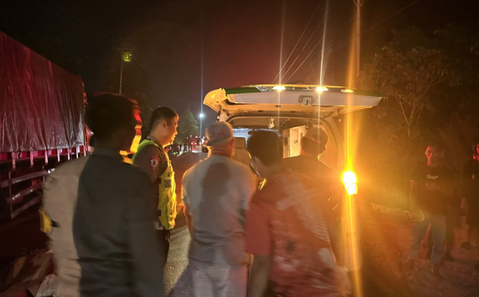 Truk Fuso Mogok di Badan Jalan Sungai Mawang Sanggau, Pengendara Motor Tewas dalam Tabrakan