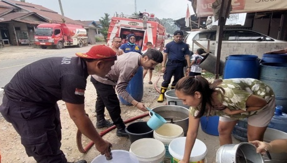 Krisis Air Bersih di Tapang Semadak Sekadau, Warga Tampung Bantuan dengan Ember dan Drum