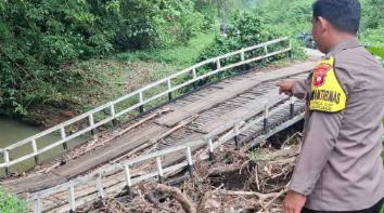 Jembatan Sungai Bedungan Rusak, Akses Kendaraan Roda Empat di Seberuang Terputus