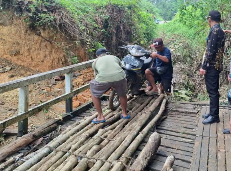 Jembatan Sungai Bedungan Rusak, Distribusi Hasil Pertanian dan Kebutuhan Warga Seberuang Terancam Terganggu