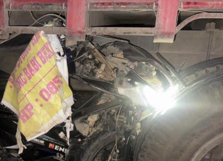 Truk Mogok di Badan Jalan Sungai Mawang Berujung Kecelakaan Maut pada Malam Hari