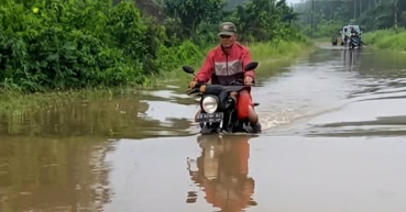 Jalan Dusun Kedondong Sambas Terendam Banjir Usai Hujan Deras, Lalu Lintas Terganggu