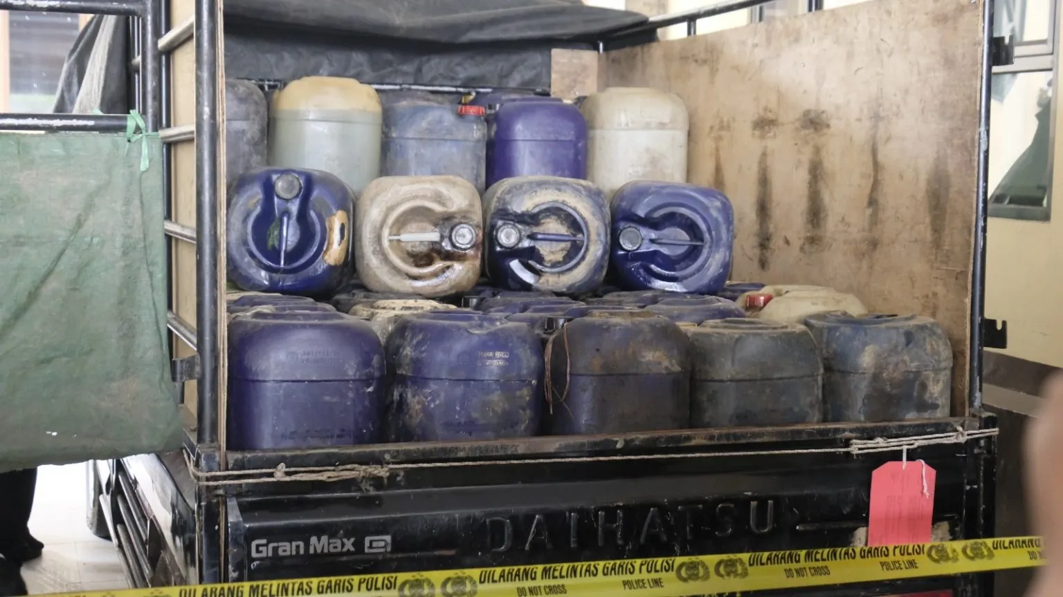 Polda Kalbar Ungkap 12 Kasus BBM Ilegal, 11 Orang Jadi Tersangka dan 8.114 Liter Pertalite Disita