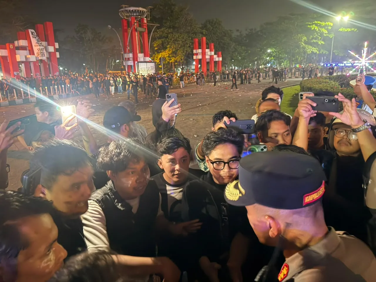 Kapolresta bernegosiasi dengan pengunjuk rasa. (Dok. Faktakalbar)