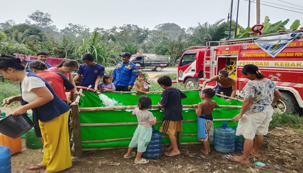 Dampak Musim Kemarau Panjang Warga Dusun Bokak Sekadau Terpaksa Antre Air Bersih dari Bak Terpal