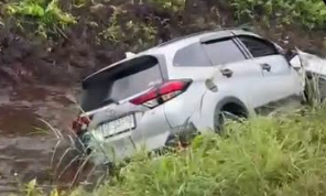 Kecelakaan Lalu Lintas di Kapuas Hulu Bupati Fransiskus Diaan Cek Langsung Kondisi Korban di Jalan