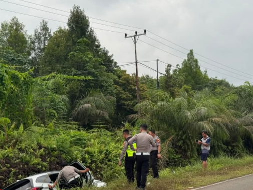 Dua Mobil Bertabrakan di Jalan Lintas Selatan Kalis Kapuas Hulu, Satu Penumpang Luka Ringan