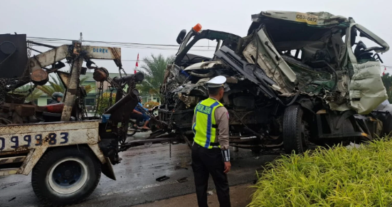 Dua Truk Trailer Terlibat Kecelakaan di Jalan Adisucipto