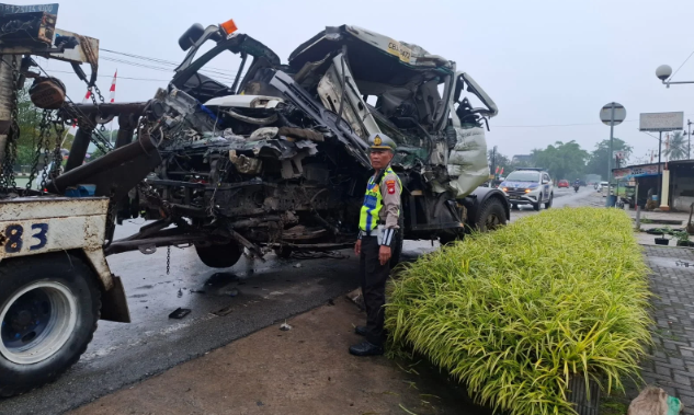 Truk Trailer Tabrak Kendaraan yang Parkir di Jalan Adisucipto Kubu Raya, Polisi Selidiki Penyebabnya