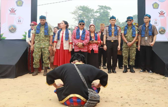 Festival Budaya Sabang Merah 2026 di Sanggau Unjuk Kerukunan Lintas Etnis Melalui Pawai Karnaval