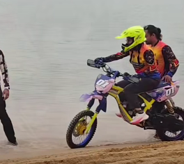 Momen Wali Kota Singkawang Tjhai Chui Mie Jajal Motor Trail hingga Terjatuh di Pinggir Pantai