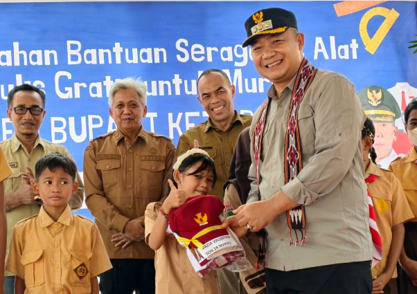 Pemkab Ketapang Salurkan Seragam dan Alat Tulis Gratis di Kecamatan Marau Cegah Anak Putus Sekolah