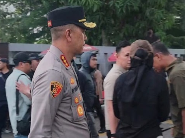 Kapolresta Pontianak Kombes Endang Tri Purwanto diantara masa Ormas. (Dok. Ist)