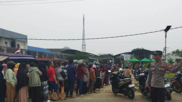 Tekan Inflasi dan Jaga Ketertiban, Personel Gabungan Kawal Penyaluran 1.200 Paket Sembako Murah di Singkawang