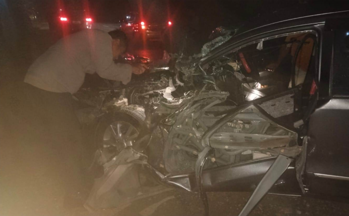 Tabrakan Truk Tangki dan Minibus di Jalan Raya Beduai Sanggau Mengakibatkan Penumpang Patah Tulang dan Kendaraan Rusak Berat