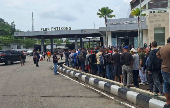 Tiba di PLBN Entikong, 205 Pekerja Migran Bermasalah Resmi Dipulangkan dari Malaysia