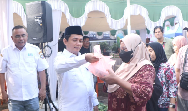 Pasar Murah Hari Jadi Pontianak di Kantor Camat Pontianak Timur Diserbu Ratusan Warga