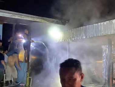 Aksi Gotong Royong Warga dan Polisi Padamkan Kebakaran Pom Mini di Kapuas Hulu