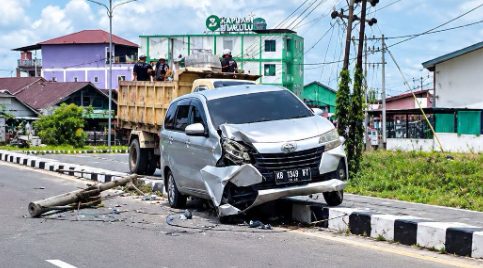 Mobil Tabrak Pembatas Jalan dan Tiang Listrik di Kedamin Hilir Putussibau Selatan