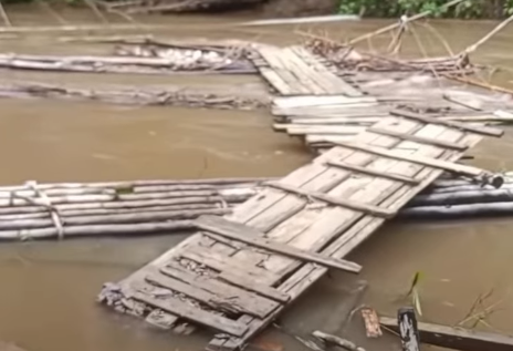 Jembatan di Kampung Kenolan Sekadau Putus Akibat Hujan Deras, Akses Warga Lumpuh