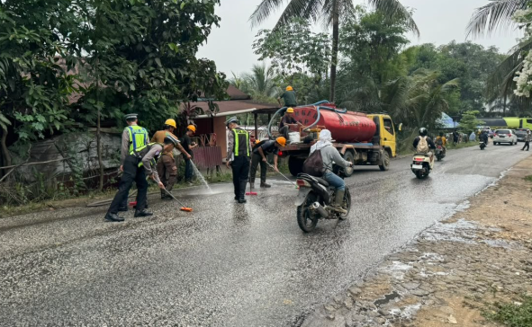 Tumpahan Minyak CPO Ancam Keselamatan Pengendara di Jalur Sanggau-Sekadau Dusun Penyeladi]