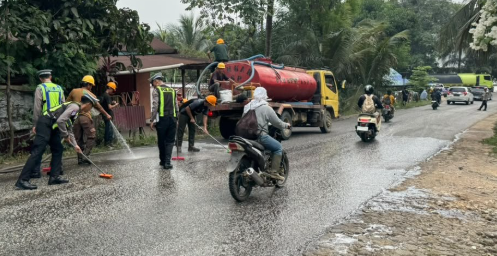 Petugas Bersihkan Tumpahan Minyak CPO di Jalan Raya Sanggau-Sekadau untuk Cegah Kecelakaan