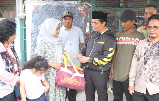 Kebakaran di Jalan Dharma Putra Pontianak Utara Hanguskan Rumah Warga, Korban Terima Bantuan Darurat