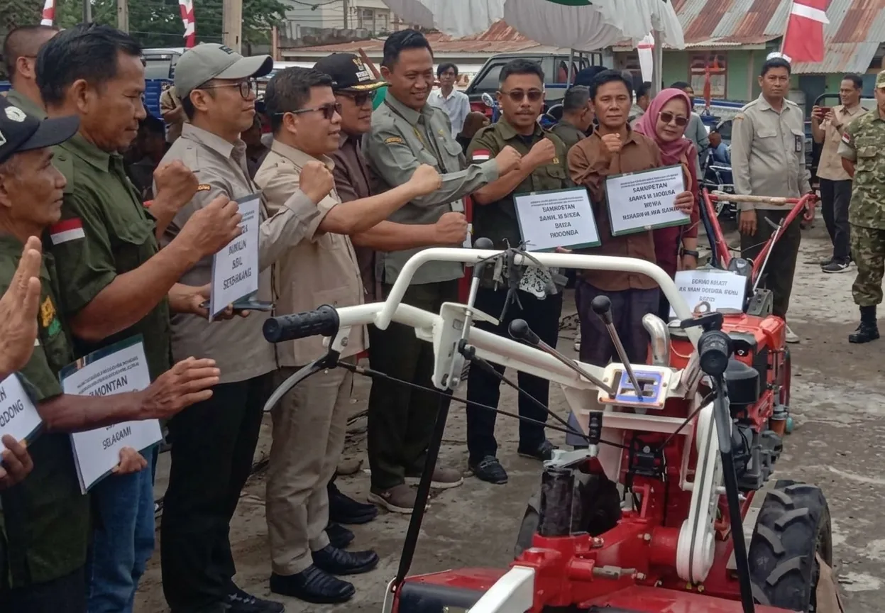 Petani di Sambas Terima Hibah Alsintan Rp17,25 Miliar