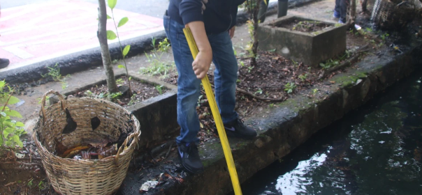 Keruk Sampah di Saluran Drainase, Warga Pontianak Tenggara Gelar Gotong Royong Massal