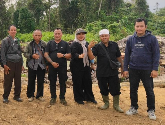Nurhayati (tengah) ketika melakukan pengukuran bersama BPN Landak. (Dok. Faktakalbar)