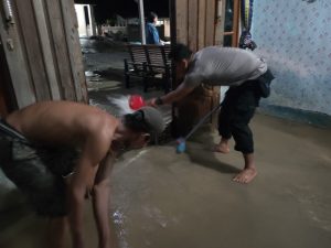 Bhabinkamtibmas Bantu Kuras Air Korban Banjir