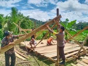 Bhabinkamtibmas Ikut Bedah Rumah Ampejet