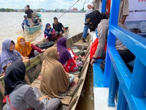 Srikandi Polres Kubu Raya Tebar Sembako di Dusun Pinggiran Sungai