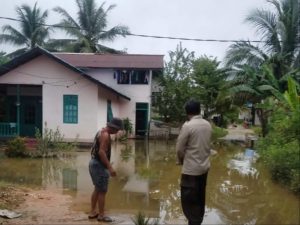 Ingatkan Warga Waspada Banjir,Personel Polsek Keliling