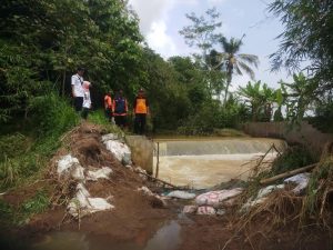 Hujan Semalaman,Banjir dan Longsor Landa Cilacap