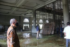 GUBERNUR SUTARMIDJI TINJAU MASJID AGUNG SULTAN ANUM SEKADAU