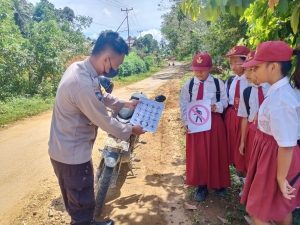 Bhabinkamtibmas Edukasi Tertib Berlalu Lintas Kepada Pelajar