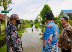 SUTARMIDJI PANTAU LANGSUNG BANJIR SINTANG