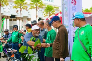 SUTARMIDJI LEPAS CYCLING TO RELIGIOUS SITES