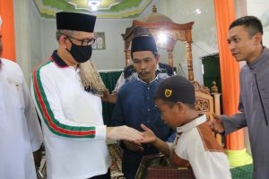 DI SUNGAI KUNYIT SUTARMIDJI INGATKAN KEBERLANGSUNGAN PENDIDIKAN ANAK