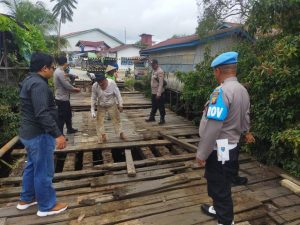 PERSONIL POLSEK SINTANG KOTA PERBAIKI JEMBATAN RUSAK