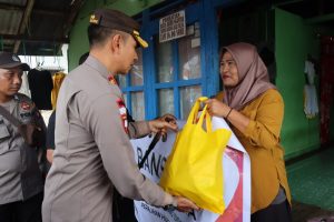 Sembari Patroli,Polres Kubu Raya Bagikan Paket Bansos