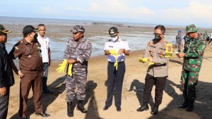 Kapolres Ketapang Turun Bersih-Bersih Laut