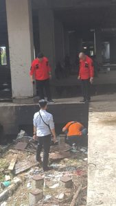 Tim Inafis Polresta Pontianak Olah TKP Kebakaran Gedung Mangkrak Untan