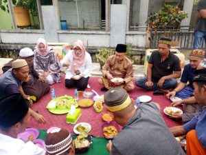 Walikota Pontianak Saprahan Kue Bersama Warga Di Hari Robo-Robo