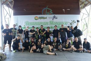 PEDULI LINGKUNGAN, ASTON PONTIANAK TANAM MANGROVE