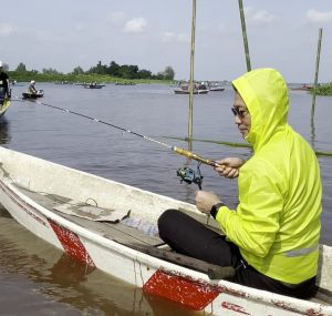 Edi Kamtono Bersama Warga Asyik Mancing Udang Galah Di Sungai Kapuas