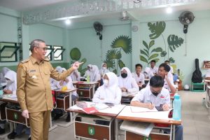 GILIRAN PELAJAR SMA DAN SMK PONTIANAK DISAPA GUBERNUR SUTARMIDJI