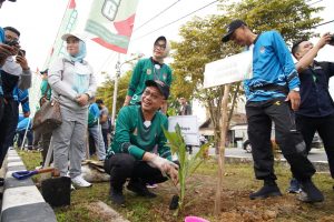 Edi Kamtono Tanam Pohon Tabebuya di Banjarbaru